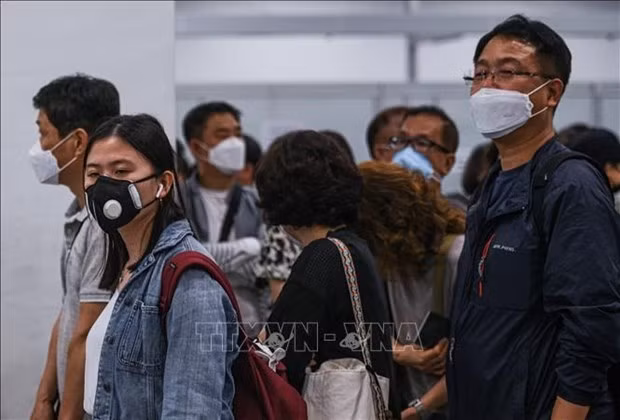 People in Malaysia are seen wearing face masks (Photo: VNA)