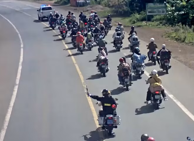 But they had to make health declarations before passing through the Tan Lap COVID-19 checkpoint in Binh Phuoc Province. But they had to make health declarations before passing through the Tan Lap COVID-19 checkpoint in Binh Phuoc Province.