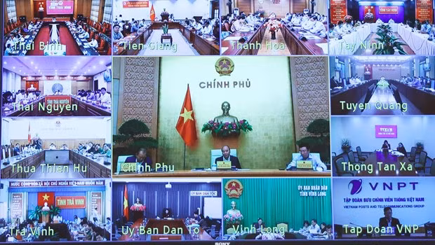 Prime Minister Nguyen Xuan Phuc chairs a virtual meeting among the government’s standing members, the National Steering Committee for COVID-19 Prevention and Control and 63 cities and provinces to look back on COVID-19 response over the past year. (Photo: VNA)