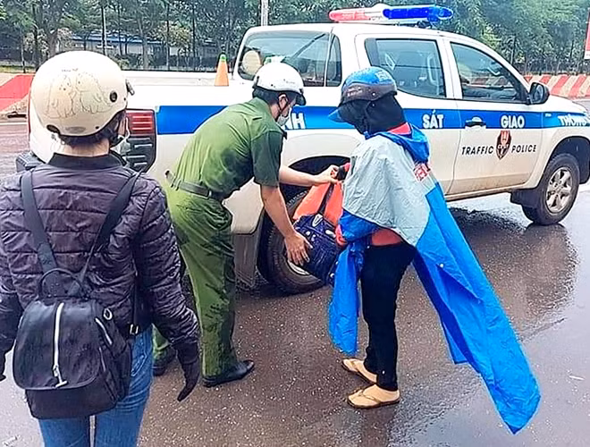 In order to create the most favorable conditions for travelers on their way home while effectively preventing COVID-19 from spreading in the province, the Binh Phuoc Provincial Police Department drew up a plan to guide travelers to go through the province safely. In order to create the most favorable conditions for travelers on their way home while effectively preventing COVID-19 from spreading in the province, the Binh Phuoc Provincial Police Department drew up a plan to guide travelers to go through the province safely.