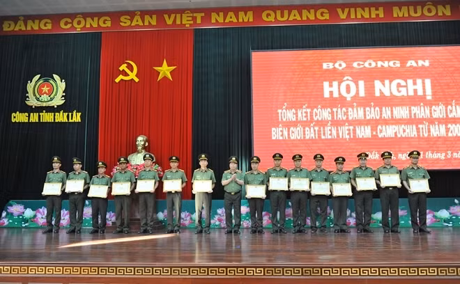Local police units and individuals were awarded Certificates of Merit by the Minister of Public Security. Local police units and individuals were awarded Certificates of Merit by the Minister of Public Security.