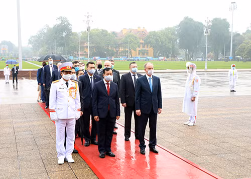 The delegation pay tribute to President Ho Chi Minh at his mausoleum.