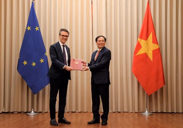 Deputy Foreign Minister Bui Thanh Son (R) hands over the dilomatic notes to head of the EU Delegation to Vietnam, Ambassador Giorgio Aliberti on June 18 (Photo: VNA)