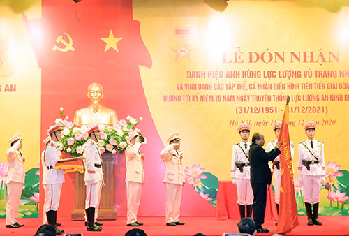 Prime Minister Nguyen Xuan Phuc presents the title “Hero of the People's Armed Forces” to the Security Investigation Department. Prime Minister Nguyen Xuan Phuc presents the title “Hero of the People's Armed Forces” to the Security Investigation Department.