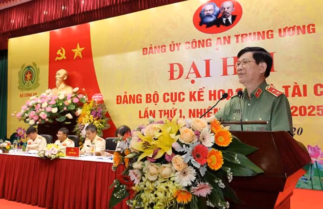 Deputy Minister Nguyen Van Son speaks at the meeting.