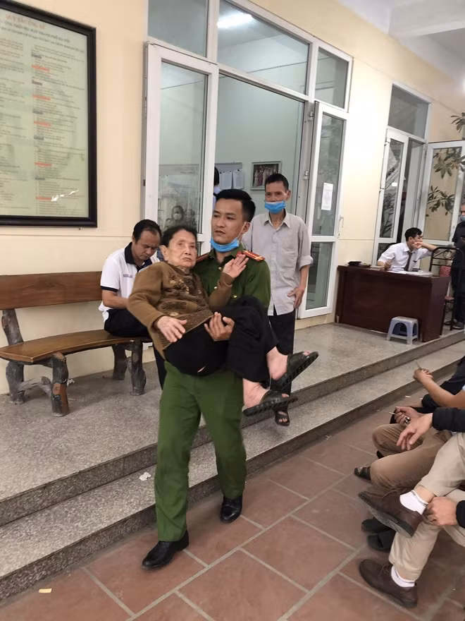 Many old-aged people are unable to fill in the application forms themselves, so young policemen of Xuan Dinh Ward are there and ready to carry them in their arms or on their back to the office and then help them complete the application procedures.