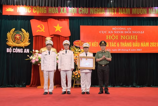 Deputy Minister Luong Tam Quang awards the First-class Feat of Arms Order to a sub-unit of the Department of External Security. Deputy Minister Luong Tam Quang awards the First-class Feat of Arms Order to a sub-unit of the Department of External Security.