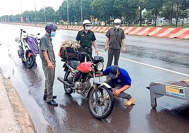 Binh Phuoc police officers and soldiers along with local functional forces worked around the clock to support thousands of people to return home through Binh Phuoc Province. Binh Phuoc police officers and soldiers along with local functional forces worked around the clock to support thousands of people to return home through Binh Phuoc Province.