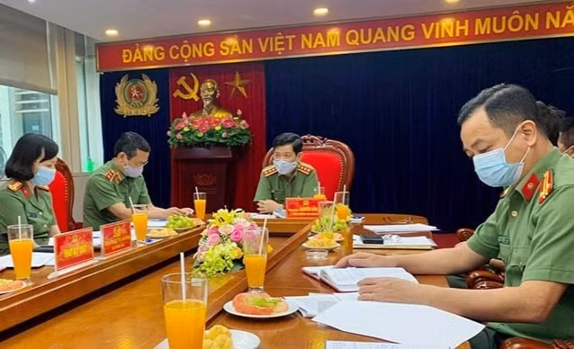 Senior Lieutenant General Nguyen Van Son chairing the meeting.