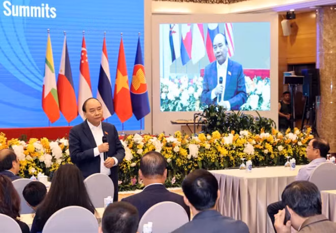 Prime Minister Nguyen Xuan Phuc checks preparations for 37th ASEAN Summit, related events. Photo: VNA