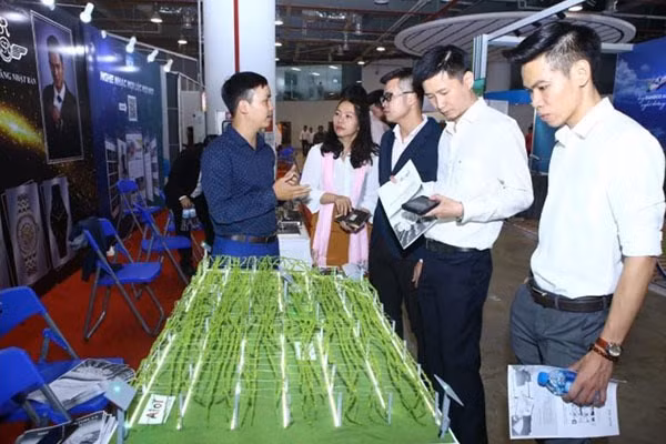 Visitors at a booth in Techfest Vietnam 2019 (Source: VNA)