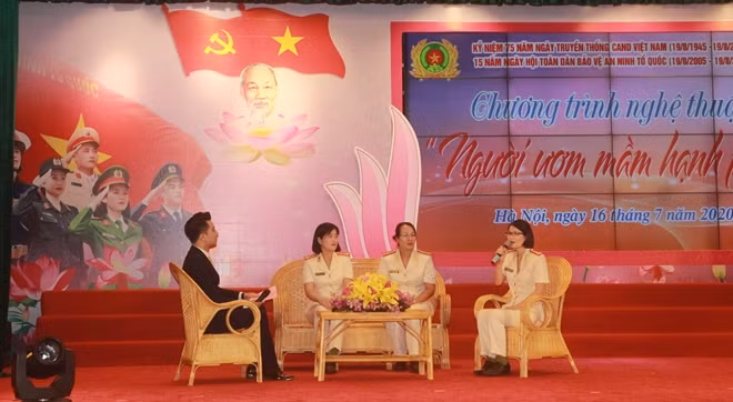 Exemplary female public security officers share their valuable working experience on stage. Exemplary female public security officers share their valuable working experience on stage.