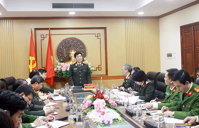 Deputy Minister Nguyen Van Son speaking at the meeting.