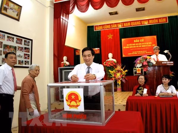 A constituent casts his vote (Photo: VNA) A constituent casts his vote (Photo: VNA)