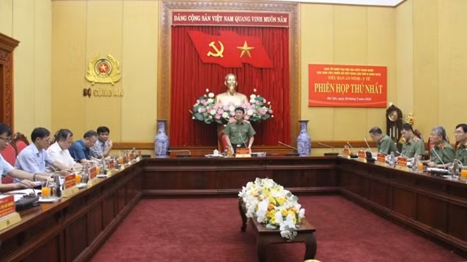 Deputy Minister Luong Tam Quang speaking at the meeting.