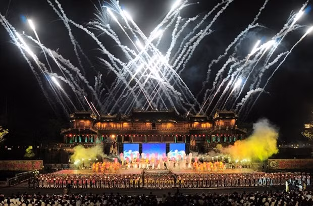 A photo of the opening ceremony at the Hue Festival 2018, which gathered 1.2 million visitors and thousands of artists. (Photo: huefestival.com)