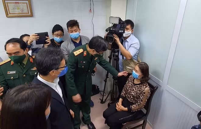 Deputy Prime Minister Vu Duc Dam visits voluteers.