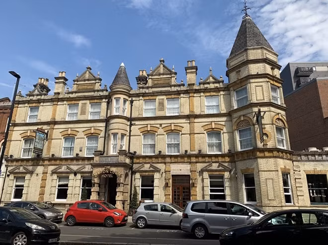 Drayton Court Hotel was in Ealing district of London. This building still exists and is now a pub, but visitors can climb to the 3rd floor to visit the room, where President Ho Chi Minh used to be. It is the smallest of the rooms reserved for hotel staff.