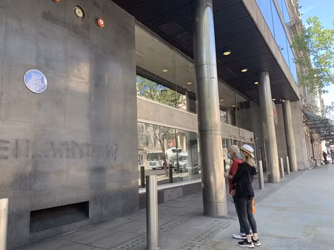 The New Zealand building, which began construction in 1959 and completed in 1963 on the Carlton Hotel's ground, now has a blue sign with the content: "Ho Chi Minh (1890-1969) - The person who gave birth to Vietnam today - worked at Carlton Hotel, the old building on the ground in 1913”.