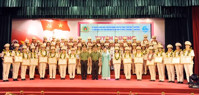 Delegates and excellent female public security officers at grassroots level in the period of 2015-2020. Delegates and excellent female public security officers at grassroots level in the period of 2015-2020.