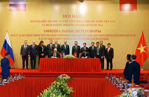 Lieutenant General Luong Tam Quang, Vietnamese Deputy Minister of Public Security, and Mr. Kostantin Vasilievich Vnukov, Ambassador of the Russian Federation to Vietnam sign the Memorandum of Understanding.
