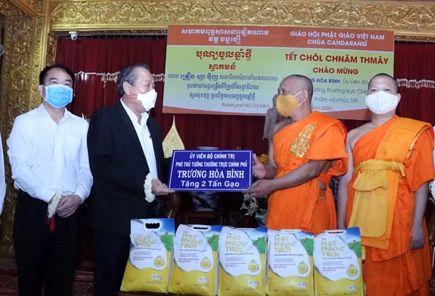 Permanent Deputy Prime Minister Truong Hoa Binh (second, left) presents 2 tonnes of rice to Khmer people facing pandemic-caused difficulties in HCM City while visiting Candaransi Pagoda on April 26 (Photo: VNA)