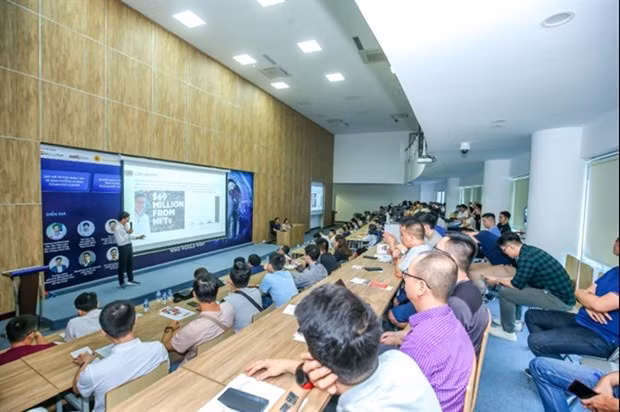 The overview of the talkshow entitled "AI vs Blockchain: Who would win" in Hanoi (Photo courtesy of the company) The overview of the talkshow entitled "AI vs Blockchain: Who would win" in Hanoi (Photo courtesy of the company)