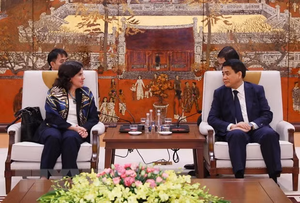 Chairman of the People’s Committee of Hanoi Nguyen Duc Chung (R) receives Cuban Ambassador to Vietnam Lianys Torres Rivera (Source: VNA) Chairman of the People’s Committee of Hanoi Nguyen Duc Chung (R) receives Cuban Ambassador to Vietnam Lianys Torres Rivera (Source: VNA)