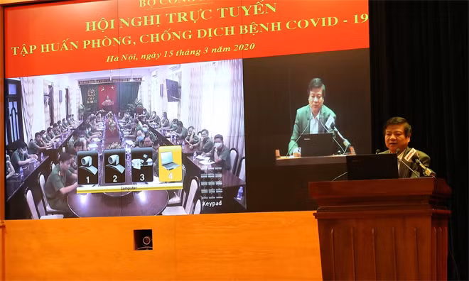 Prof. Dr. Nguyen Van Kinh updates delegates on information related to COVID-19 prevention and control.