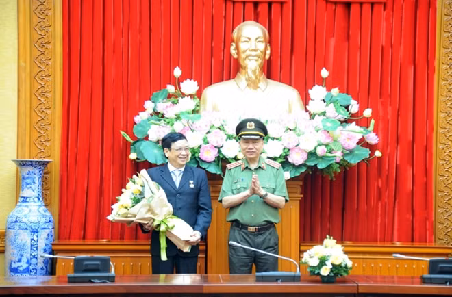 General To Lam awarded the Medal "For National Security" to Mr. Pham Chi Thanh, Acting Director and Editor-in-Chief of the National Political Publishing House.