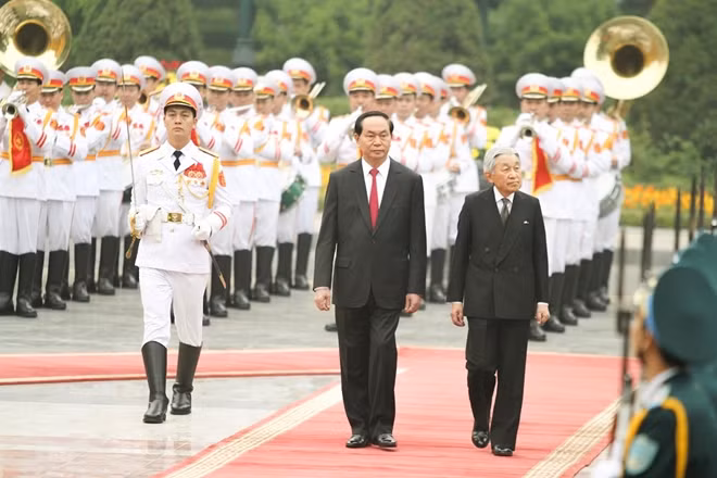 Vietnam’s State President Tran Dai Quang hosting a State-level reception for the Japan’s Emperor and Empress at the Presidential Palace in Hanoi on March 1.