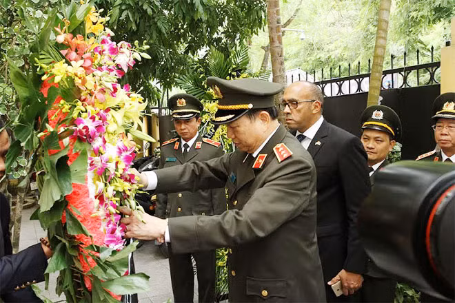 Minister To Lam laying a wreath in tribute to Cuban revolutionary leader Fidel Castro.