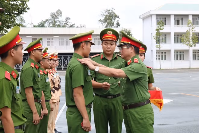 1,240 students of H03S and K23 of the People’s Police College 2 have officially graduated after a grand ceremony on September 17. 1,240 students of H03S and K23 of the People’s Police College 2 have officially graduated after a grand ceremony on September 17.
