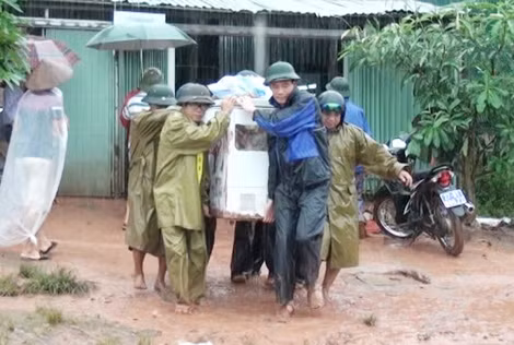 The Son La Provincial Police also mobilized more than 400 officers and means to flooded areas to maintain security and to conduct search and rescue.