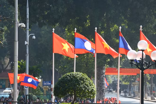 At the invitation of General Secretary of the Communist Party of Vietnam Nguyen Phu Trong and President Tran Dai Quang, Lao People’s Revolutionary Party (LPRP) and President of Laos Bounnhang Vorachith is paying an official visit to Vietnam from December 19-21.