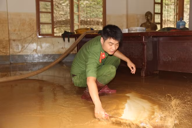 In Son La province, floods killed one local and injured two others, while affecting 1,521 houses, including 37 completely destroyed. Nearly 615 hectares of rice and crop farm have been submerged in floodwater, while 11 schools in Mai Son, Van Ho, Muong La, Quynh Nhai, Song Ma and Sop Cop districts were damaged.