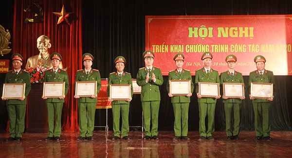 Deputy Minister Nguyen Duy Ngoc awards Certificates of Merit from the Ministry of Public Security to the outstanding units and individuals of the command. Deputy Minister Nguyen Duy Ngoc awards Certificates of Merit from the Ministry of Public Security to the outstanding units and individuals of the command.