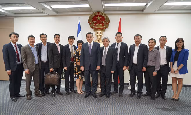 Minister To Lam visiting the Vietnam Embassy in Israel.