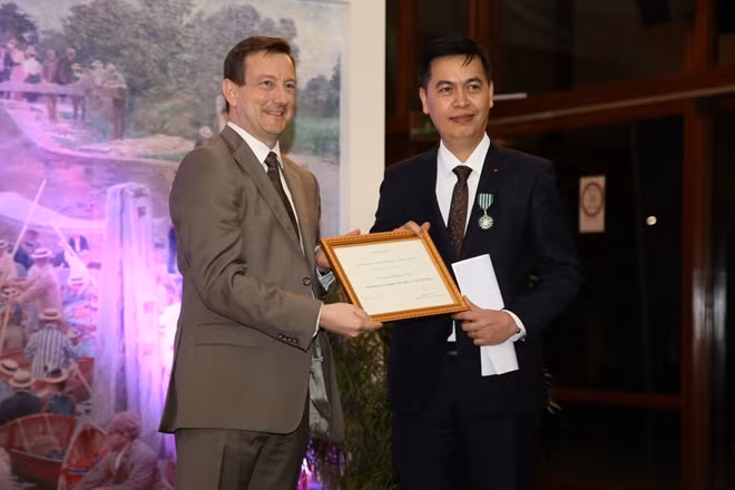 French Ambassador to Vietnam Bertrand Lortholary presenting the Knight of Arts and Letters title to Mr. Dang Thanh Tung, head of the Vietnam State Department for Records and Archives.