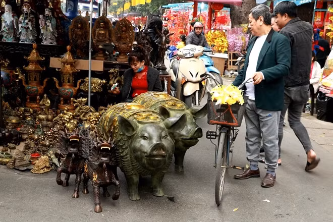 The 2019 Lunar New Year will be the Year of the Pig, so many decorative objects and Tet lucky envelopes are emblazoned with pig-shaped symbols.