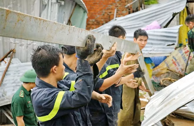 According to Captain Vu Huy Hoang of the South Central Mobile Police Regiment, in the last days, hundreds of police officers are still working hard to help locals overcome the consequences.