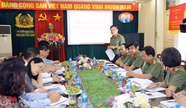 Senior Colonel Ma Duy Quan, Director of the Public Security Publishing House speaks at the event.