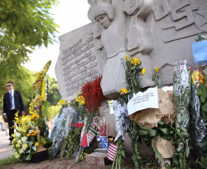 From August 26, many Vietnamese and foreign people living in Hanoi came to place flowers to pay respect to John McCain at a sculpture depicting the capture the then-US Navy pilot McCain whose fighter jet was shot down in 1967, near Truc Bach lake in Hanoi.