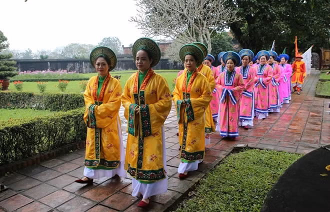 On Jan. 29, the Hue Monuments Conservation Centre relived the Tet pole ceremony that used to take place under the Nguyen Dynasty (1802-1945) to signal that Lunar New Year day preparations can begin.