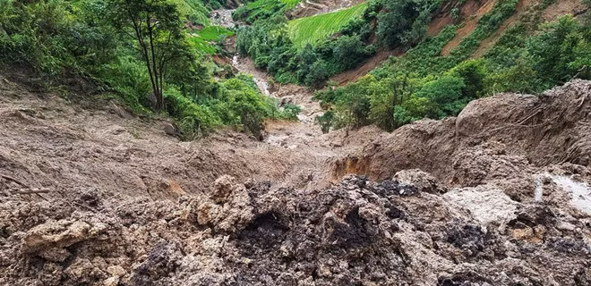 Flashfloods triggered by overnight torrential rains from August 2 to the morning of August 3 destroyed many houses, construction projects and bridges and ruined large areas of farmland and subsidiary crops in northern Lai Chau province.