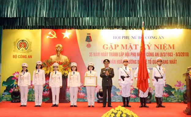 At the event, authorized by the President, Senior Lieutenant General To Lam awarded the First-Class “Fatherland Protection” Order to the Women’s Union of Public Security.