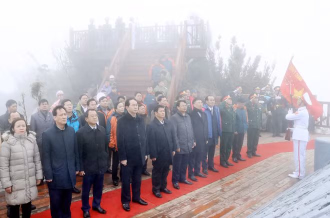 President Tran Dai Quang and leaders of Lao Cai province at the flag-raising ceremony. President Tran Dai Quang and leaders of Lao Cai province at the flag-raising ceremony.