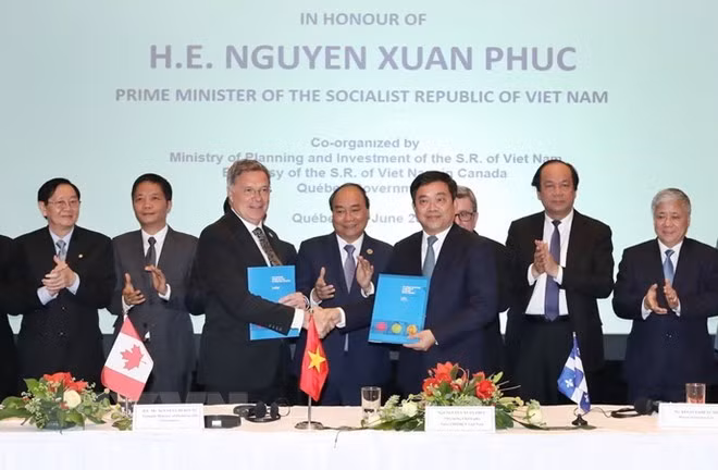 Vietnam and Canada sign several MoUs on cooperation at the business roundtable in Quebec on une 8 (Canada time) (Photo: VNA) Vietnam and Canada sign several MoUs on cooperation at the business roundtable in Quebec on une 8 (Canada time) (Photo: VNA)
