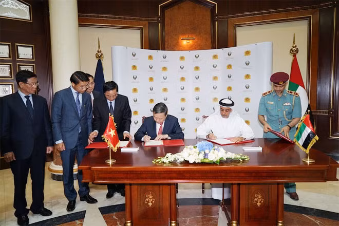 Minister To Lam and Mr. Sheikh Saif Bin Zayed Al Nahyan sign a cooperation agreement in the UAE.