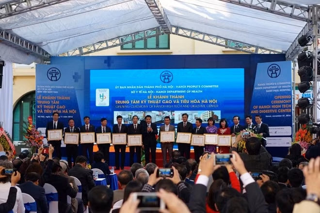 Hanoi's leader honoring individuals and groups for their outstanding achievements in building the center.